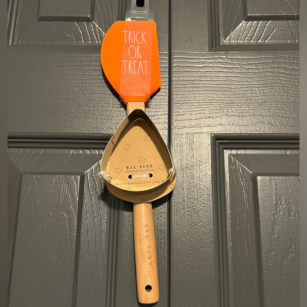 Rae Dunn “TRICK OR TREAT” Spatula + Cookie Cutter Set